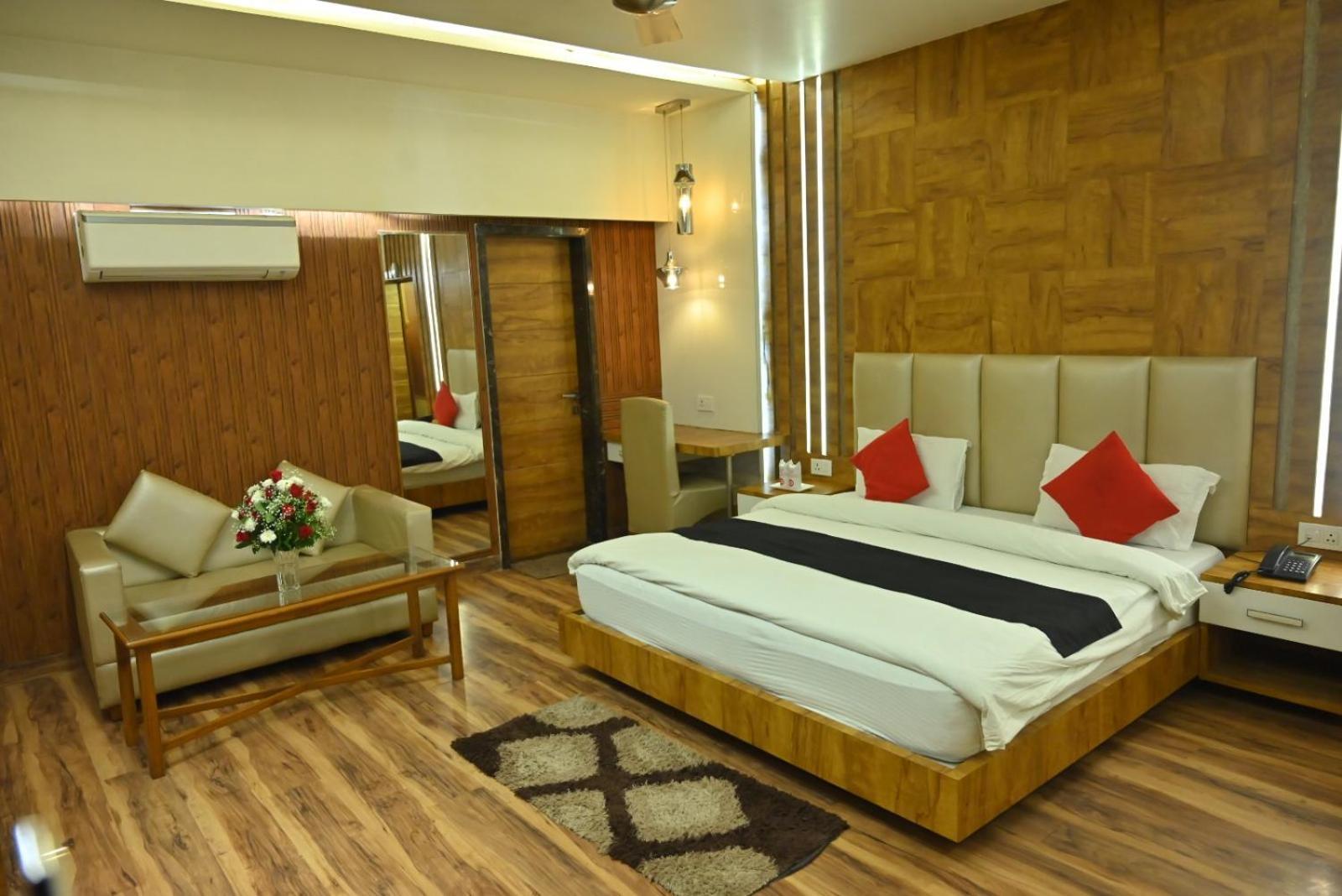 Hotel K D Palace 坎普尔 外观 照片